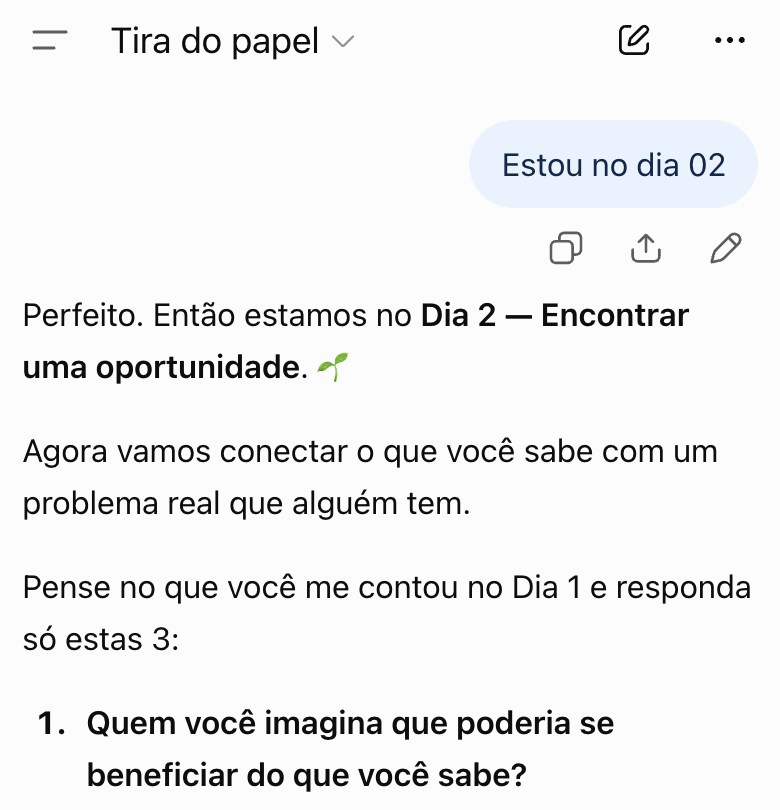 Conversa com a IA Tira do Papel: o usuário escreve 'Estou no dia 02' e a assistente responde retomando o Dia 2 — Encontrar uma oportunidade e propondo três perguntas para conectar o que a pessoa sabe a um problema real.