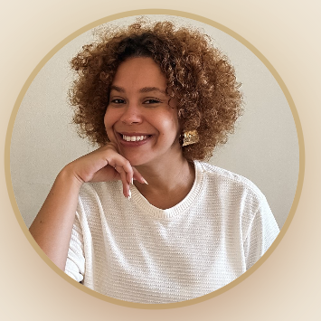 Rayssa Ferreira, criadora do Produto em 7 Dias, sorrindo apoiada na mão